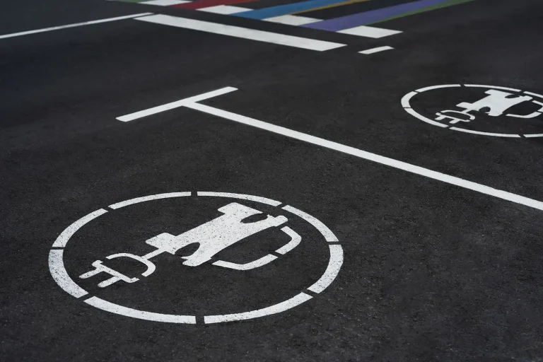high-angle-electric-car-charging-spots 拷贝