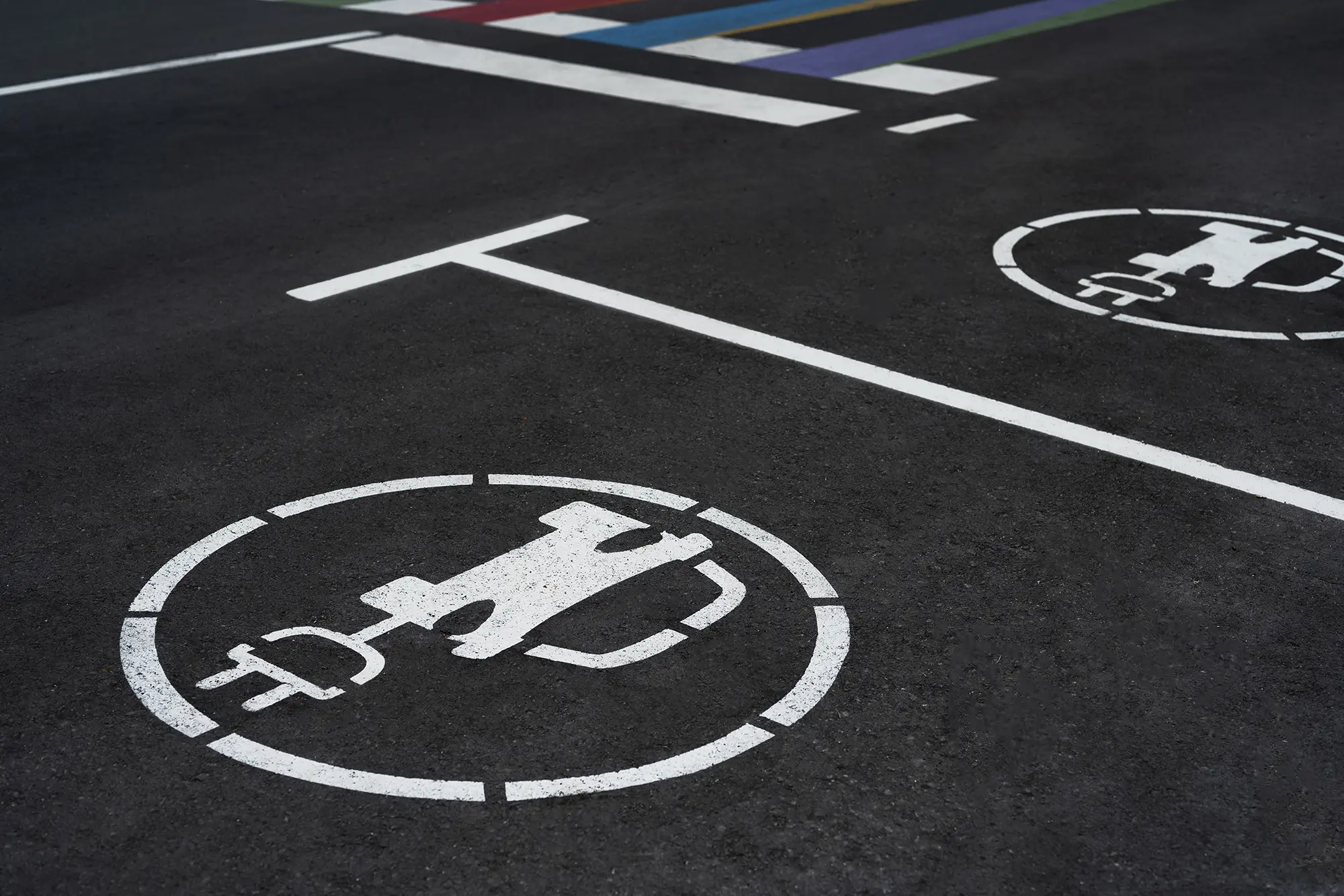high-angle-electric-car-charging-spots 拷贝