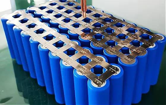 Battery cell modules arranged in series with connecting plates