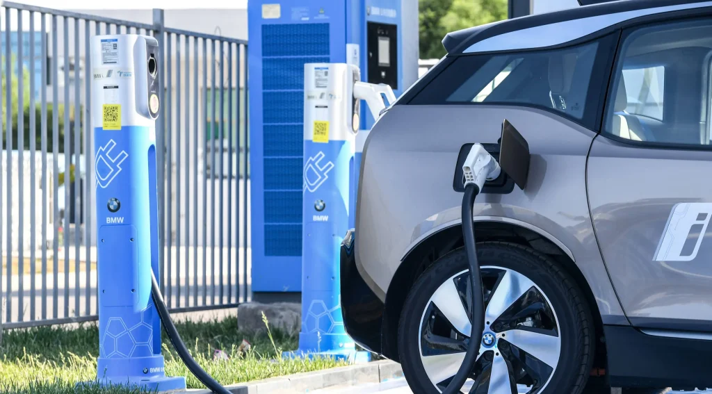 DC fast charger using dynamic load management to regulate high-power charging