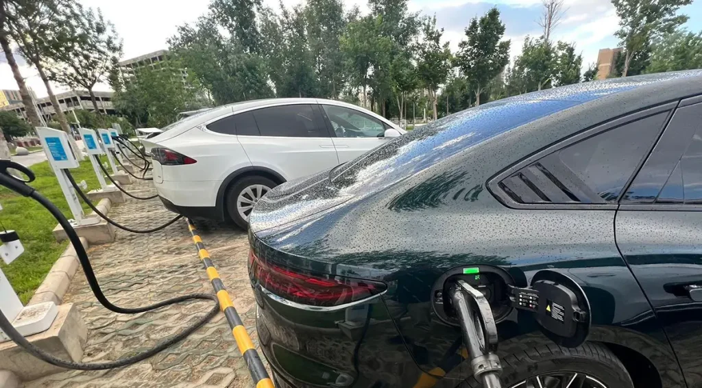 multiple electric vehicles charging at commercial ev charging station installation