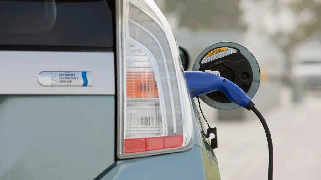 do hybrid cars need to be charged：plug in hybrid electric vehicle phev charging