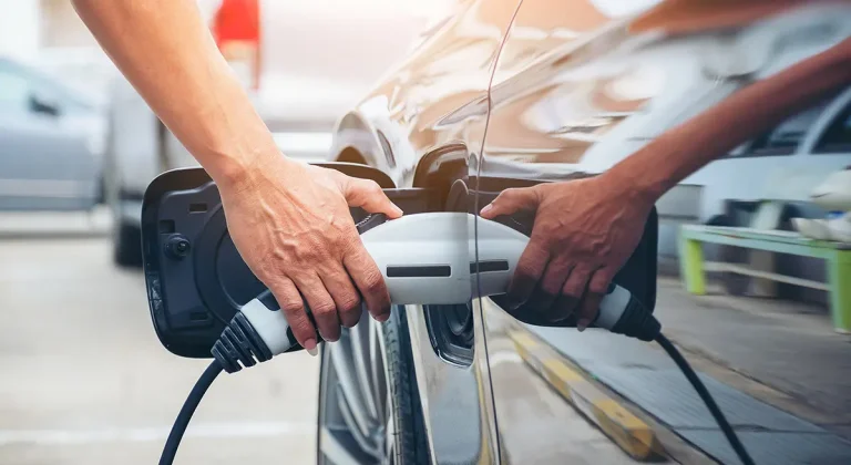 EV charging session illustrating the difference between kW vs kWh in electric vehicle charging