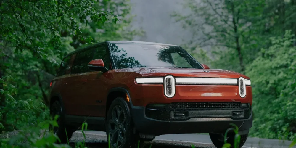 How to charge Rivian R1S